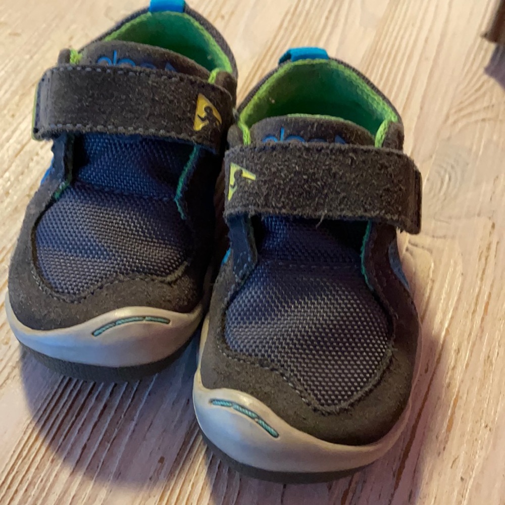 Plae shows toddler size 5